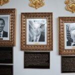 لوحات برونزية معلقة على جدران البيت الأبيض تحمل عبارات مثيرة للجدل.