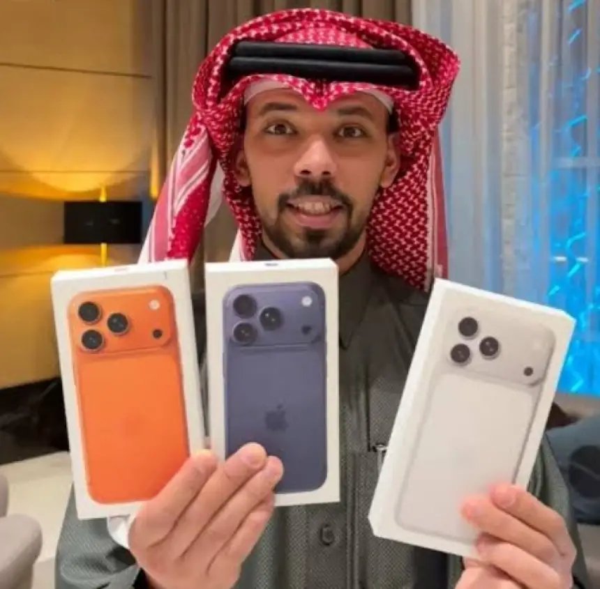 المؤثر السعودي خالد العليان يتفاعل مع الجمهور المغربي ويقدم هواتف آيفون 17 كهدايا.