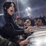 صورة تعبيرية لحشد من الناس في مكان عام، ترمز إلى حادثة التحرش الجماعي بطفلة في البصرة.