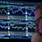 خريطة فنزويلا ومؤشرات أسهم عالمية متصاعدة وأسعار نفط متراجعة