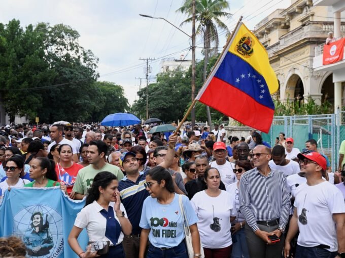 متظاهرون كوبيون في هافانا يحتجون على العمل العسكري الأمريكي ضد فنزويلا.