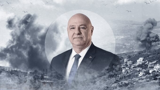 طائرة مقاتلة إسرائيلية تحلق فوق الأجواء اللبنانية، في إشارة إلى التصعيد العسكري الأخير.