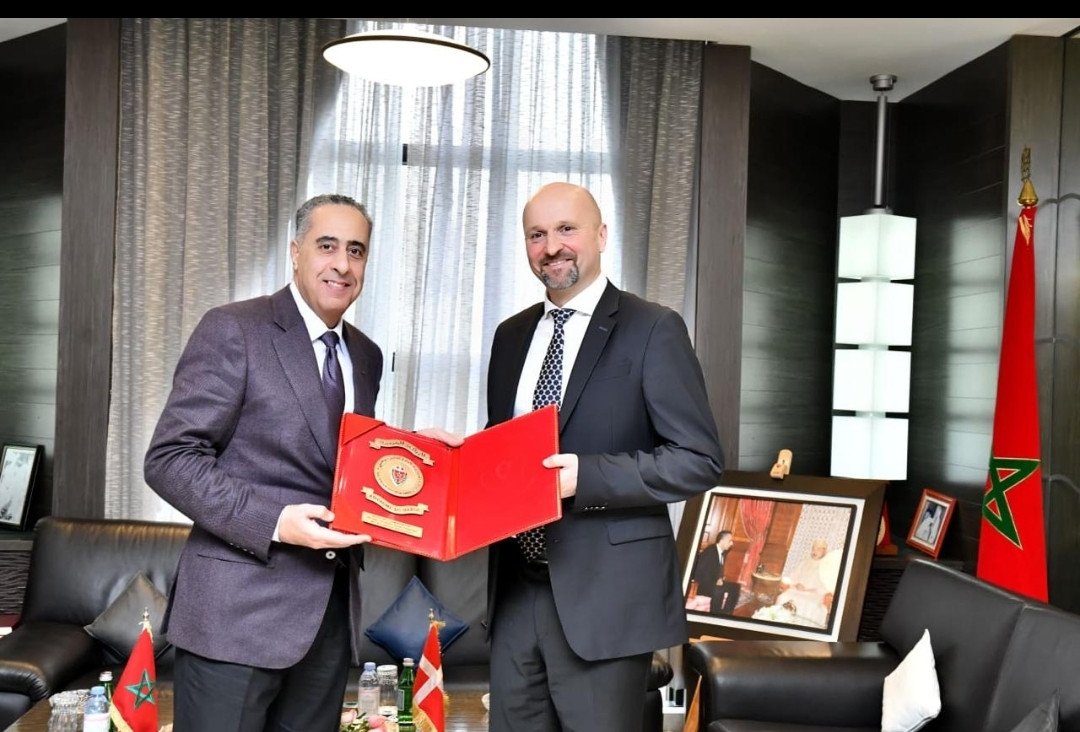 المدير العام للأمن الوطني عبد اللطيف الحموشي ومدير الشرطة الدنماركي ميكائيل ويرن خلال اجتماع عمل بالرباط.