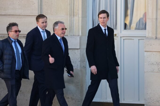 المبعوث الأميركي الخاص ستيف ويتكوف وجاريد كوشنر في قصر الإليزيه بباريس خلال قمة تحالف الراغبين.