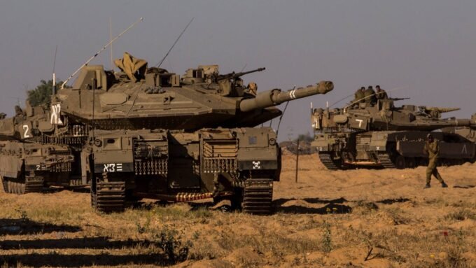 صورة تعبيرية لجنود إسرائيليين في حالة تأهب، مع خلفية ترمز للتوترات في الشرق الأوسط.