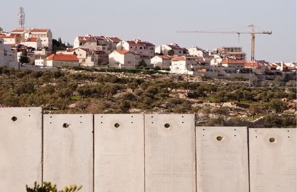 جنود إسرائيليون يتمركزون قرب مستوطنة في الضفة الغربية