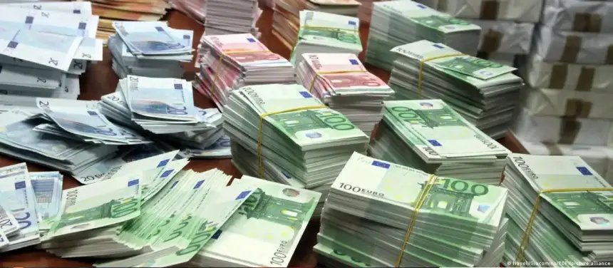 صورة توضيحية لعملات اليورو أو رسوم بيانية تعكس النمو الاقتصادي في ألمانيا