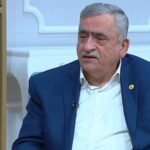 صورة للجامعة الأردنية تظهر مبانيها الحديثة وطلابها في قاعات تفاعلية.