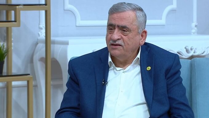 صورة للجامعة الأردنية تظهر مبانيها الحديثة وطلابها في قاعات تفاعلية.