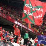 جماهير مغربية تلوح بالأعلام وتدعم المنتخب الوطني بحماس في مدرجات ملعب نهائي كأس إفريقيا.