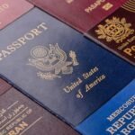 صورة توضيحية لجوازات سفر متعددة أو خريطة عالمية ترمز لحرية التنقل والجنسية المزدوجة.