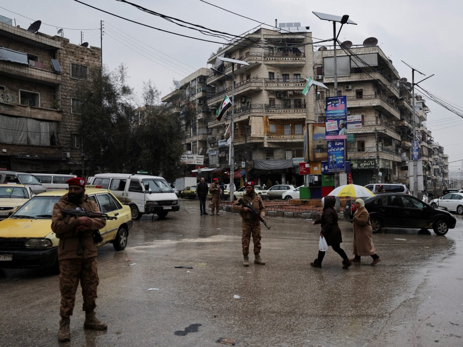 أفراد من قوات الأمن السورية في حي الأشرفية بحلب بعد انسحاب قوات سوريا الديمقراطية.