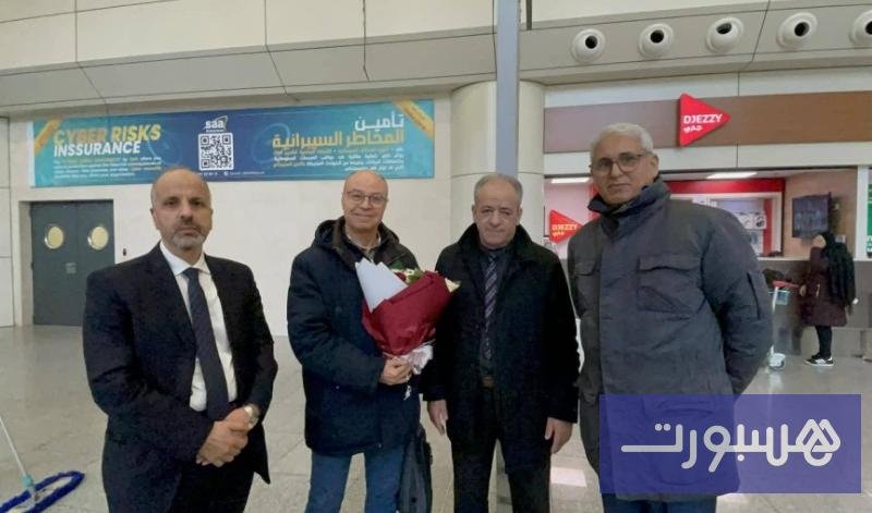 بعثة فريق الجيش الملكي لكرة القدم لحظة وصولها إلى مطار الجزائر الدولي