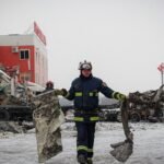 منقذون أوكرانيون يعملون في موقع هجوم على محطة لوجستية لشركة نوفا بوشتا في كوروتايتش بمنطقة خاركيف.