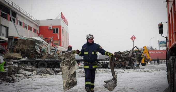 منقذون أوكرانيون يعملون في موقع هجوم على محطة لوجستية لشركة نوفا بوشتا في كوروتايتش بمنطقة خاركيف.