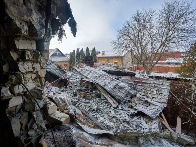 موقع هجوم روسي على مبنى سكني في خاركيف، شمال شرق أوكرانيا.