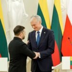 الرئيس الأوكراني فولوديمير زيلينسكي مع رئيسي ليتوانيا وبولندا في فيلنيوس خلال إحياء ذكرى انتفاضة 1863.