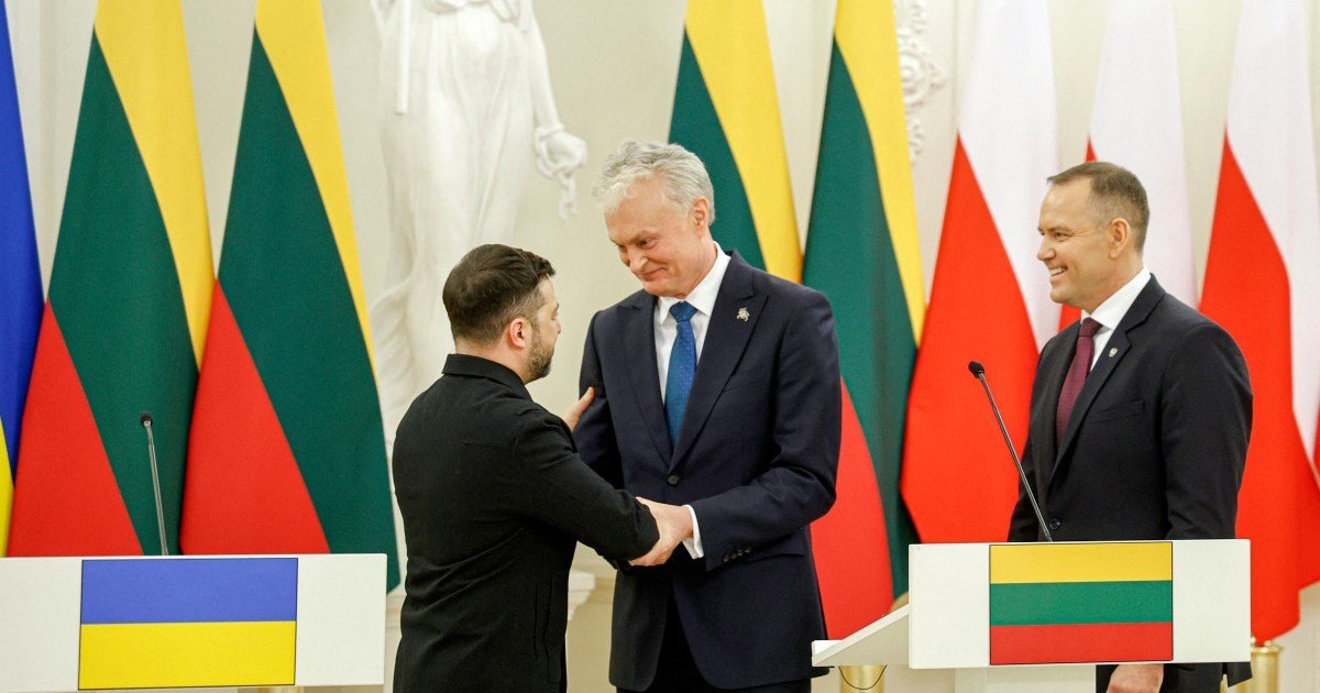 الرئيس الأوكراني فولوديمير زيلينسكي مع رئيسي ليتوانيا وبولندا في فيلنيوس خلال إحياء ذكرى انتفاضة 1863.