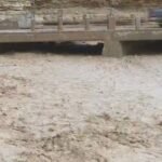 سد ترابي يجمع مياه الأمطار في منطقة الطفيلة بالأردن، يظهر جزء من مشروع حصاد مائي.