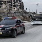 علم الولايات المتحدة وخلفه خريطة لسوريا