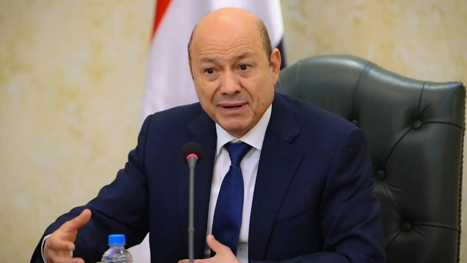 خريطة اليمن مع أعلام قطر والمملكة العربية السعودية، ترمز لجهود السلام والحوار الإقليمي.