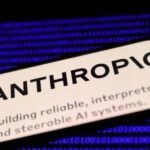 صورة توضيحية للذكاء الاصطناعي في سياق عسكري، مع شعاري البنتاغون وأنثروبيك.