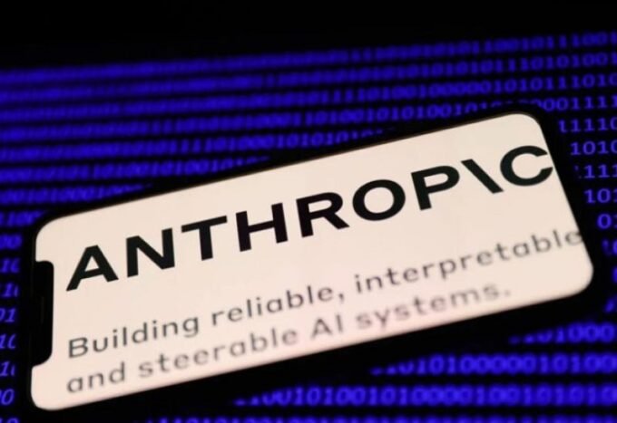 صورة توضيحية للذكاء الاصطناعي في سياق عسكري، مع شعاري البنتاغون وأنثروبيك.