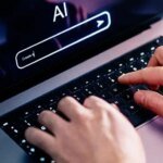 شخص يتفاعل مع رفيق افتراضي عبر شاشة، يرمز للعلاقة العاطفية مع الذكاء الاصطناعي.