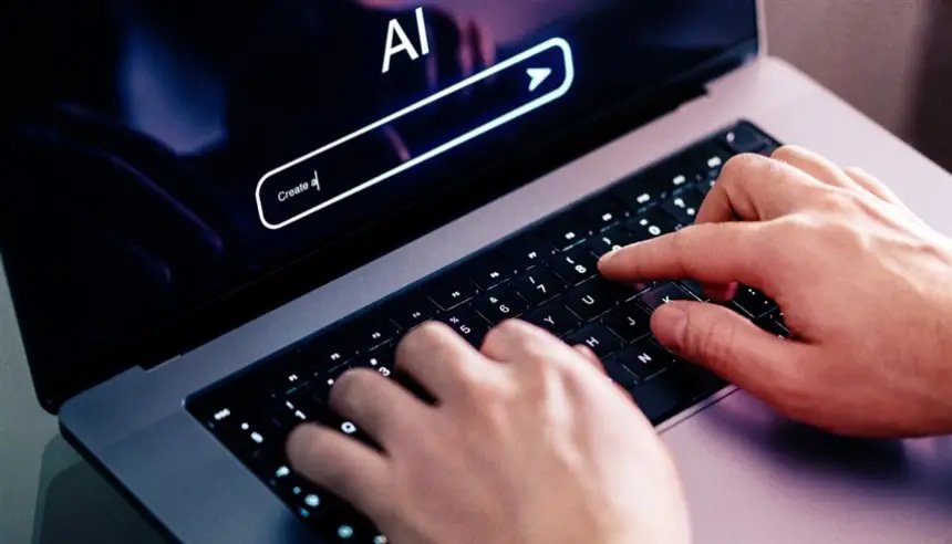 شخص يتفاعل مع رفيق افتراضي عبر شاشة، يرمز للعلاقة العاطفية مع الذكاء الاصطناعي.