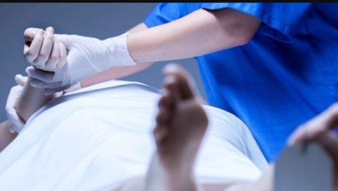 صورة عامة لمستشفى أو مركز صحي في منطقة نائية بالمغرب، ترمز لتحديات الرعاية الصحية.