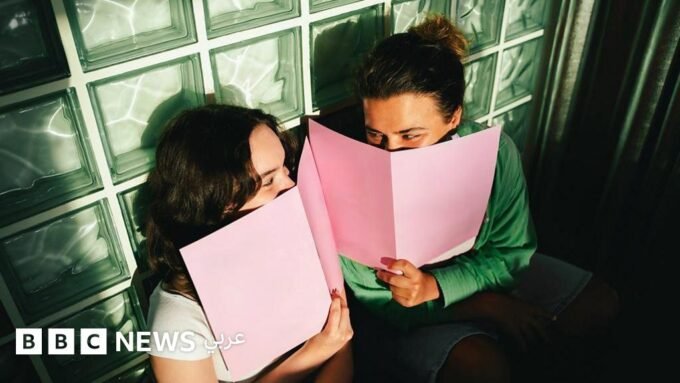 توضيح الآثار السلبية للسعي نحو المثالية وتأثيرها على الصحة النفسية، بالإضافة إلى أهمية التفكير الإيجابي لمواجهة كآبة الشتاء وتحسين المزاج.