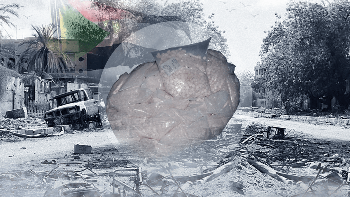 صورة تظهر كميات من المخدرات المضبوطة في السودان، مع خلفية توحي بالفوضى والصراع.