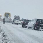 صورة بانورامية لمدينة إفران المغربية تظهر جمالها الطبيعي وتحديات الاكتظاظ السياحي.