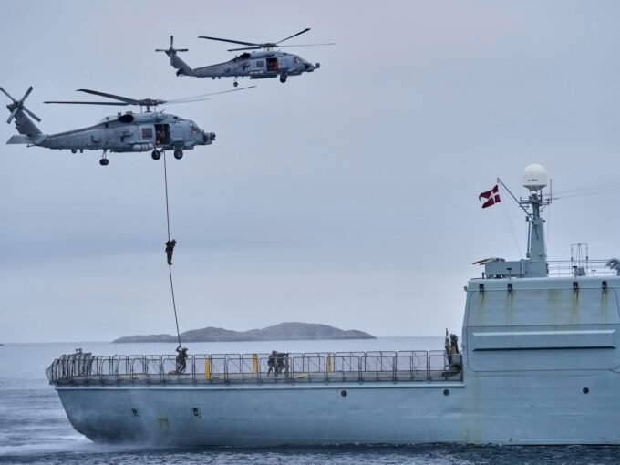 قوات عسكرية دنماركية تشارك في تدريبات بالقطب الشمالي، غرينلاند