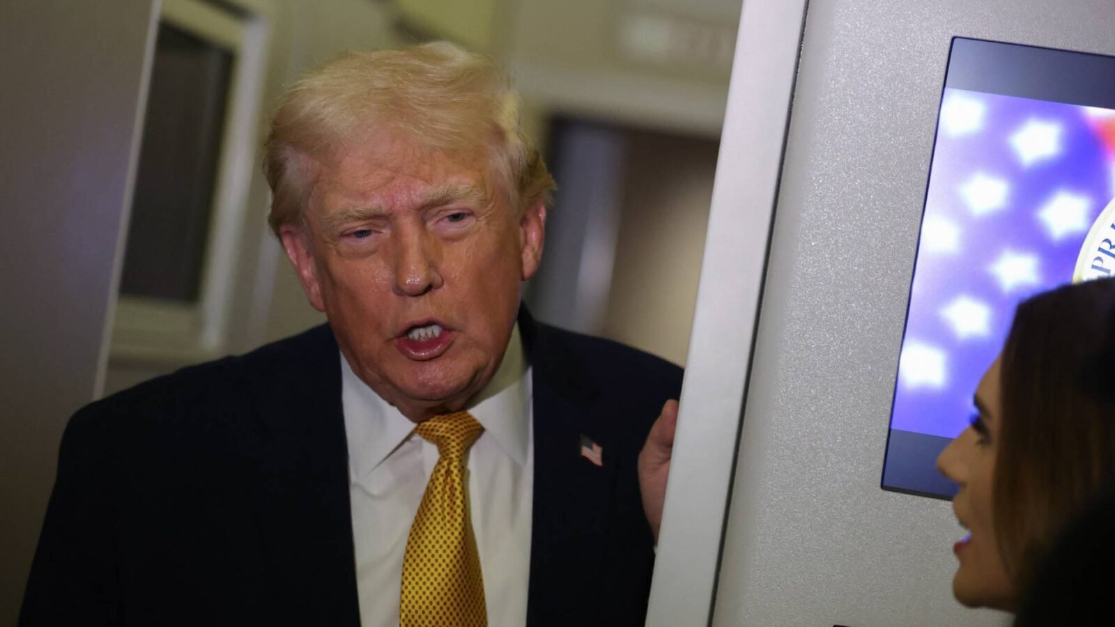 ترمب يحدد مسار واشنطن في فنزويلا: لا حرب وتأجيل للانتخابات 3 الرئيس الأمريكي دونالد ترمب يتحدث عن السياسة الخارجية للولايات المتحدة تجاه فنزويلا.