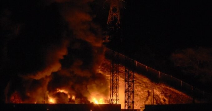 حريق يلتهم مجمع فورتي تيونا العسكري في كاراكاس، فنزويلا، بعد سلسلة انفجارات.