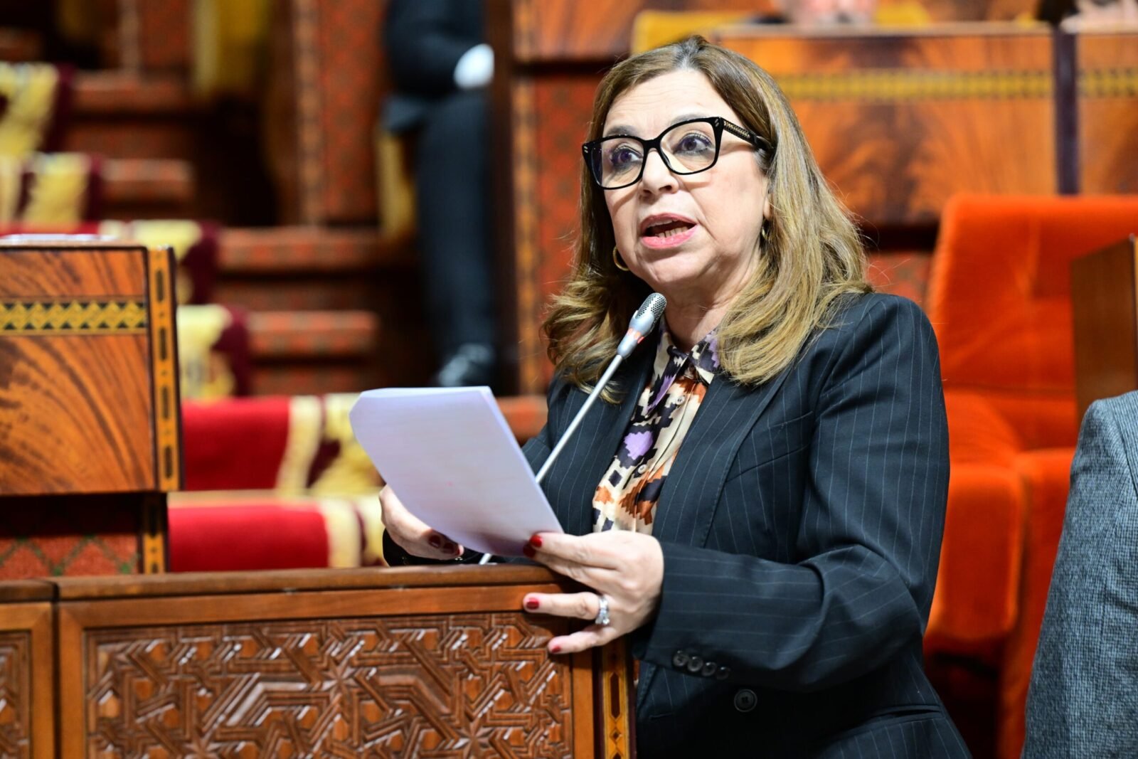 وزيرة التضامن والإدماج الاجتماعي والأسرة نعيمة بن يحيى تتحدث في ندوة حول السياسة العمومية للأسرة.