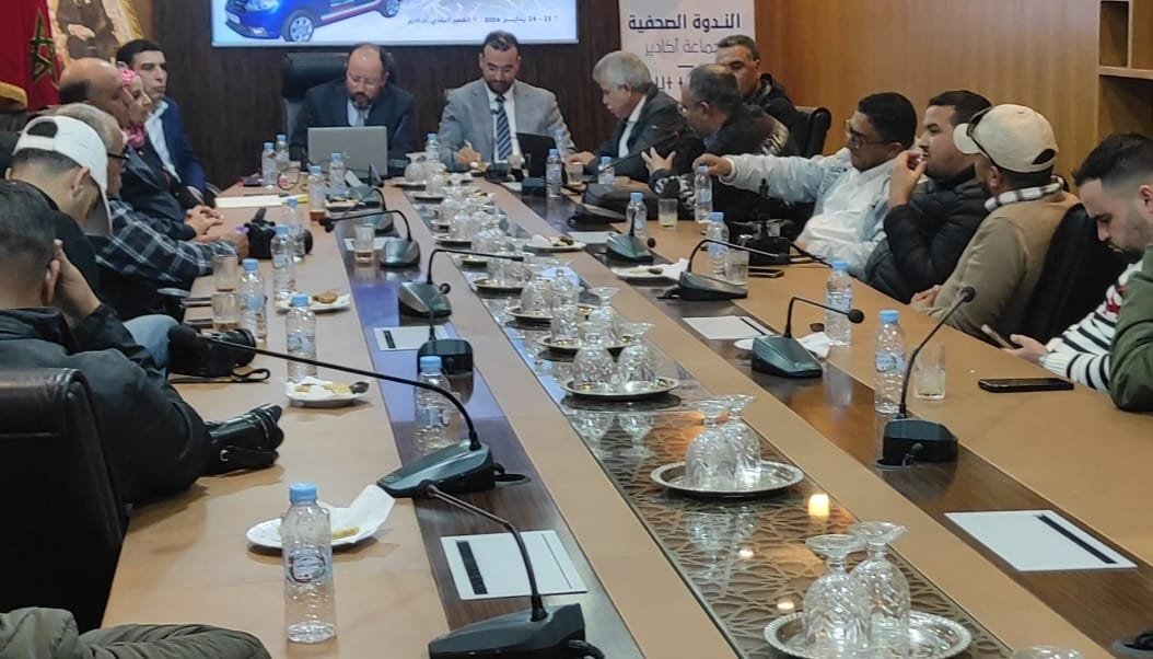 أكادير تحتضن الملتقى الوطني الأول للشرطة الإدارية الجماعية: نحو تعزيز الحكامة والتنمية الترابية 3 صورة لندوة صحفية حول الملتقى الوطني الأول للشرطة الإدارية الجماعية بقصر بلدية أكادير.