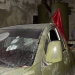 جنود من الجيش السوري يتفقدون أسلحة مصادرة في حي الشيخ مقصود بحلب.