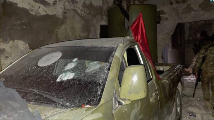 جنود من الجيش السوري يتفقدون أسلحة مصادرة في حي الشيخ مقصود بحلب.