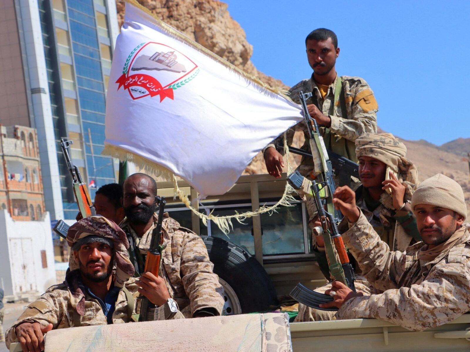 جنود حكوميون على متن شاحنة صغيرة في مدينة المكلا اليمنية، بعد استعادة القوات الحكومية السيطرة على الميناء الشرقي.