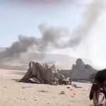 صورة جوية تظهر آثار غارة جوية في اليمن، تعكس تعقيدات الصراع الدائر بين الأطراف المتنازعة.