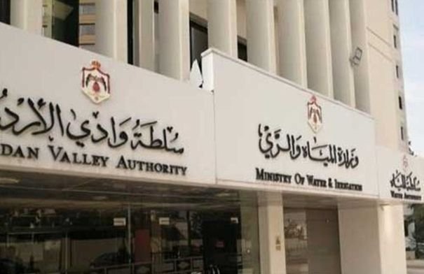 مزارع في وادي الأردن يتفقد محاصيله الزراعية مع توقعات بانخفاض درجات الحرارة وتشكل الصقيع.