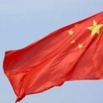 صورة توضيحية لرمز سكان الصين مع رسوم بيانية لمعدل المواليد