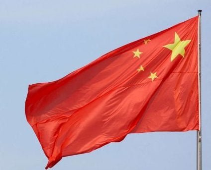 صورة توضيحية لرمز سكان الصين مع رسوم بيانية لمعدل المواليد