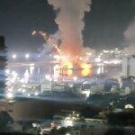 صورة تظهر انفجارات متعددة وألسنة لهب ودخان تتصاعد من ميناء كاراكاس في فنزويلا بعد الغارات الجوية.