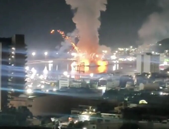 صورة تظهر انفجارات متعددة وألسنة لهب ودخان تتصاعد من ميناء كاراكاس في فنزويلا بعد الغارات الجوية.