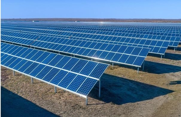 توقيع اتفاقية محطة الطاقة الشمسية بين مجمع الملك الحسين للأعمال وشركة الواحات للطاقة المتجددة