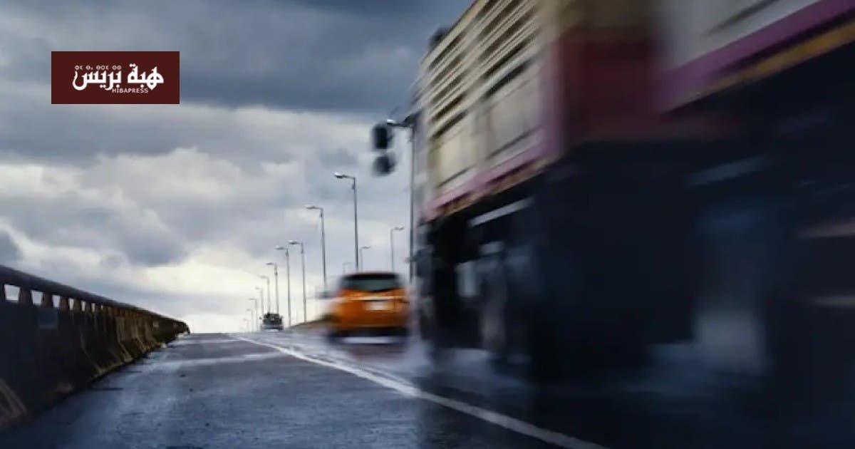 صورة لطريق سيار مغربي تحت أمطار غزيرة ورياح قوية