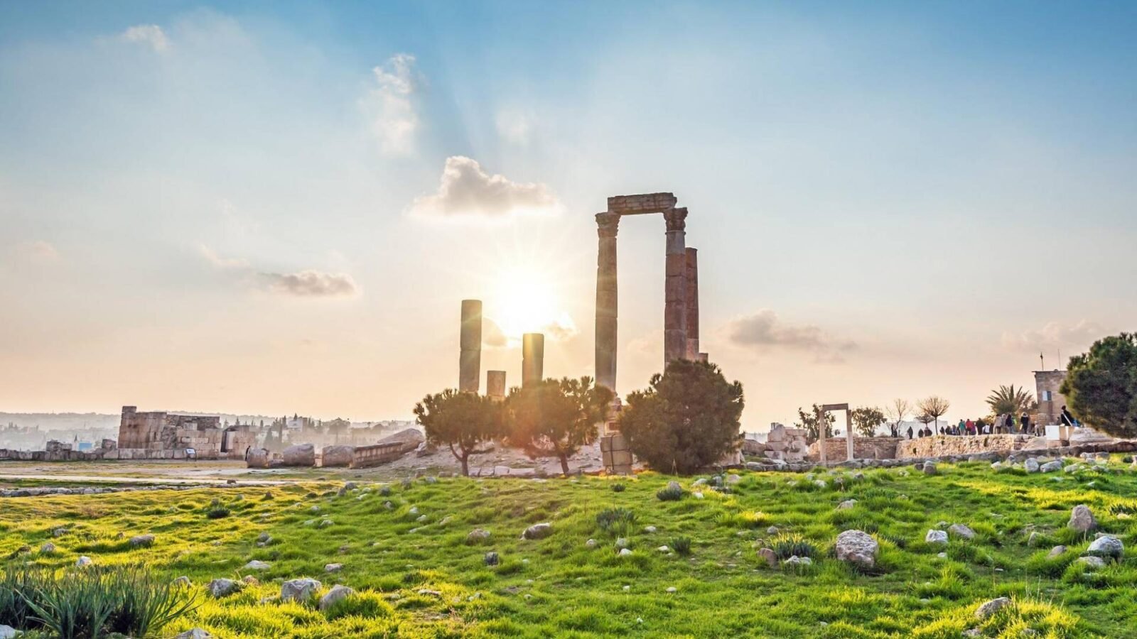 صورة بانورامية لمدينة أردنية تحت سماء صافية ومشرقة تعكس أجواء الدفء بعد فترة الأمطار.